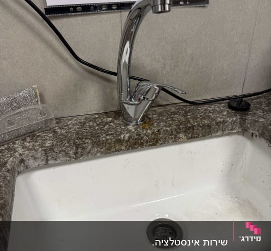 ברז וכיור במטבח, ללא אנשים או טקסטים.